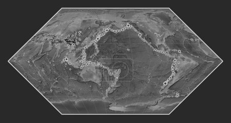 Foto de Ubicaciones de terremotos por encima de Richter 6.5 registradas desde principios del siglo XVII en el mapa de elevación de escala de grises del mundo en la proyección de Eckert I centrada en la línea de fecha - Imagen libre de derechos