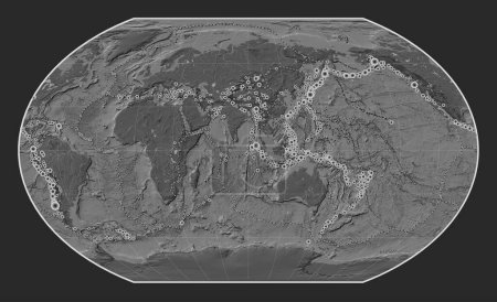 Foto de Ubicaciones de terremotos por encima de Richter 6.5 registradas desde principios del siglo XVII en el mapa de elevación de bileveles del mundo en la proyección de Kavrayskiy VII centrada en la longitud del meridiano 90 este - Imagen libre de derechos