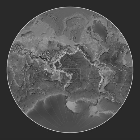 Foto de Ubicaciones de terremotos por encima de Richter 6.5 registradas desde principios del siglo XVII en el mapa de elevación a escala de grises mundial en la proyección de Lagrange centrada en la línea de fecha - Imagen libre de derechos