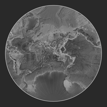 Foto de Ubicaciones de terremotos por encima de Richter 6.5 registradas desde principios del siglo XVII en el mapa de elevación a escala de grises del mundo en la proyección de Lagrange centrada en la longitud del meridiano 90 este - Imagen libre de derechos