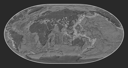Foto de Ubicaciones de terremotos por encima de Richter 6.5 registradas desde principios del siglo XVII en el mapa de elevación de bileveles del mundo en la proyección Loximuthal centrada en la longitud 90 meridiano este - Imagen libre de derechos
