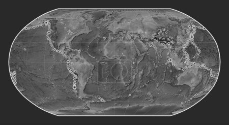 Foto de Localizaciones de terremotos por encima de 6,5 magnitudes registradas desde principios del siglo XVII en el mapa de elevación a escala de grises mundial en la proyección de Robinson centrada en el meridiano primario - Imagen libre de derechos
