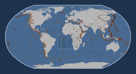 Foto de Distribución de volcanes conocidos en el mapa del contorno sólido del mundo en la proyección de Robinson centrada en el meridiano primario - Imagen libre de derechos