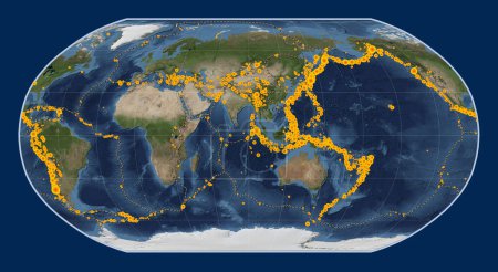 Foto de Ubicaciones de terremotos por encima de Richter 6.5 registrados desde principios del siglo XVII en el mapa satelital de mármol azul mundial en la proyección de Robinson centrada en la longitud 90 meridiano este - Imagen libre de derechos