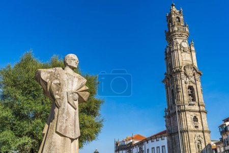 Téléchargez les photos : Tour Clerigos dans la ville de Porto au Portugal. Photo de haute qualité - en image libre de droit
