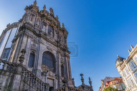 Téléchargez les photos : Église Clerigos dans la ville de Porto au Portugal. Photo de haute qualité - en image libre de droit