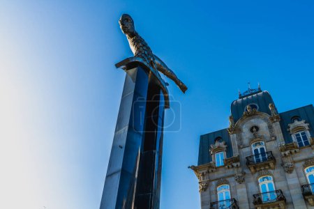 Téléchargez les photos : Vigo, Espagne, 8 octobre 2022. Sculpture d'El Sireno à La Puerta del Sol, Vigo, Galice, Espagne. Photo de haute qualité - en image libre de droit
