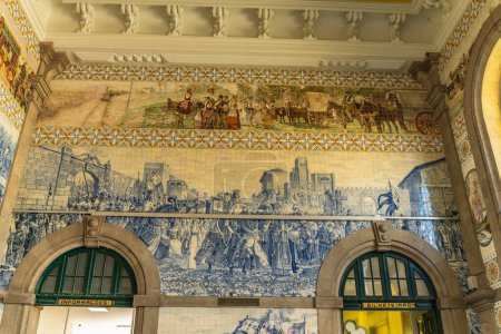 Téléchargez les photos : Interior de la estacion de tren Sao Bento, Porto, Portugal. Photo de haute qualité - en image libre de droit