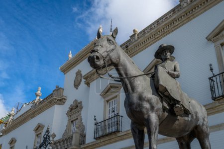 Téléchargez les photos : Séville, Espagne, 13 mars 2022. Monument équestre de Maria de las Mercedes à Plaza de toros de la Real Maestranza à Séville, en Espagne. Photo de haute qualité - en image libre de droit