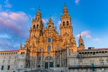 Téléchargez les photos : Vue sur la façade de la cathédrale Saint-Jacques-de-Compostelle, au coucher du soleil, en Galice, en Espagne. Photo de haute qualité - en image libre de droit