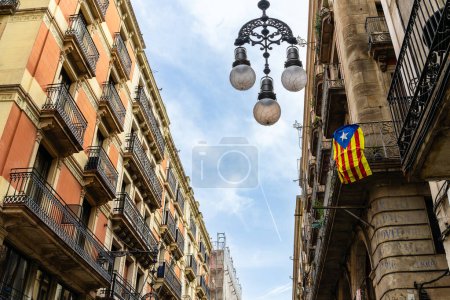 Téléchargez les photos : Rue de Barcelone avec un drapeau pro-indépendance sur la façade. Photo de haute qualité - en image libre de droit