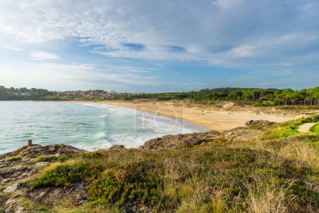 Téléchargez les photos : A la fin, Montalvo Beach dans la municipalité de Sanxenxo dans la province de Pontevedra, en Galice, Espagne. Photo de haute qualité - en image libre de droit