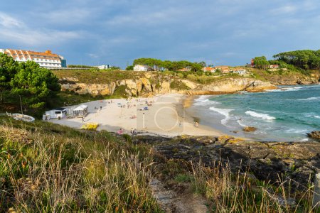 Foto de Portonovo, España, 6 de septiembre de 2023. Playa de Paxarinas en el municipio de Sangenjo en Pontevedra, Galicia. Foto de alta calidad - Imagen libre de derechos