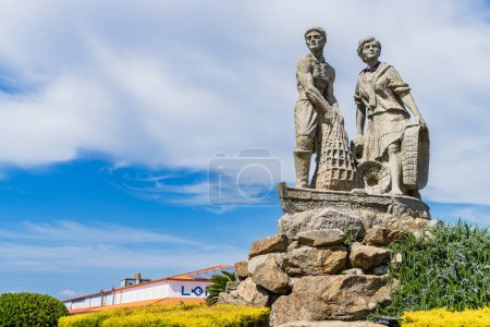 Téléchargez les photos : El Grove, Pontevedra, Espagne, 8 septembre 2023. Monument à la famille conchylicole à côté du marché O Grove, à Pontevedra, en Galice. Photo de haute qualité - en image libre de droit