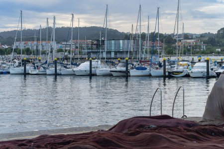 Téléchargez les photos : Portonovo, Pontevedra, Espagne, 7 septembre 2023. Vue sur le port de Portonovo au coucher du soleil, à Pontevedra, Galice. Photo de haute qualité - en image libre de droit