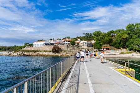 Téléchargez les photos : Ons Island, Pontevedra, Espagne, 7 septembre 2023. Touristes à un amarrage, arrivant à Ons Island, à Pontevedra, Galice. Photo de haute qualité - en image libre de droit