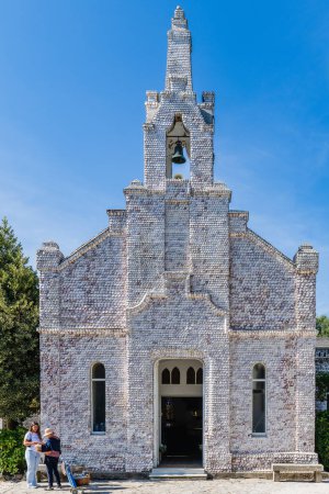 Téléchargez les photos : El Grove, Pontevedra, Espagne, 8 septembre 2023. Église couverte de coquillages à O Grove, à Pontevedra, en Galice. Photo de haute qualité - en image libre de droit