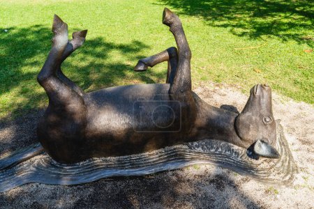 Téléchargez les photos : El Grove, Pontevedra, Espagne, 8 septembre 2023. Sculpture d'un âne sur l'Isla de La Toja, à O Grove, à Pontevedra, Galice. Photo de haute qualité - en image libre de droit