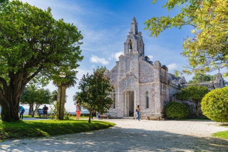 Téléchargez les photos : El Grove, Pontevedra, Espagne, 8 septembre 2023. Église couverte de coquillages à O Grove, à Pontevedra, en Galice. Photo de haute qualité - en image libre de droit