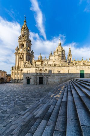 Foto de Santiago de Compostela, España, 26 de febrero de 2023. Plaza de la Quintana y catedral de Santiago de Compostela en Galicia. Foto de alta calidad - Imagen libre de derechos