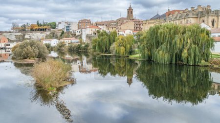 Foto de Vista de la ciudad de Alba de Tormes en la provincia de Salamanca, en España. Foto de alta calidad - Imagen libre de derechos