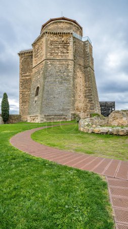 Foto de Vista del castillo de los Duques de Alba en la localidad de Alba de Tormes en la provincia de Salamanca, España. Foto de alta calidad - Imagen libre de derechos