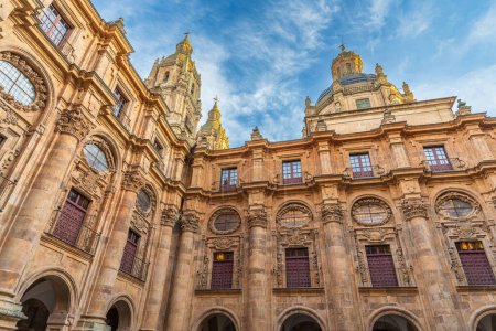 Claustro de la Pontificia Universidad de Salamanca al atardecer. Foto de alta calidad