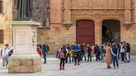 Téléchargez les photos : Salamanque, Espagne, 15 novembre 2023. Porte plateresque de l'Université de Salamanque et statue de Fray Luis de Leon. Photo de haute qualité - en image libre de droit