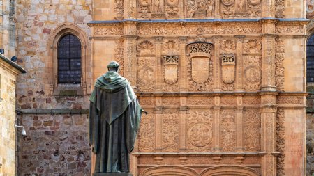 Téléchargez les photos : Salamanque, Espagne, 15 novembre 2023. Porte plateresque de l'Université de Salamanque et statue de Fray Luis de Leon. Photo de haute qualité - en image libre de droit
