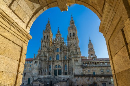Blick auf die monumentale Kathedrale der Stadt Santiago de Compostela in Galicien. Hochwertiges Foto