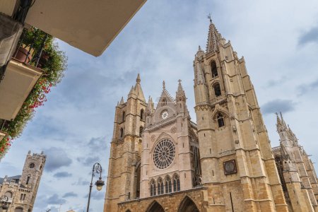 Foto de Fachada de la catedral de la ciudad de León, en Castilla y León, España. Foto de alta calidad - Imagen libre de derechos