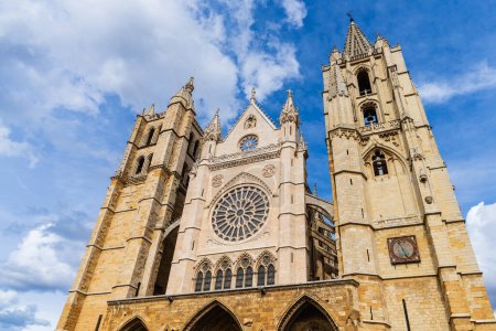 Foto de Fachada de la catedral de la ciudad de León, en Castilla y León, España. Foto de alta calidad - Imagen libre de derechos