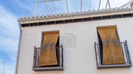Traditionelle Espartovorhänge in einem Haus im Viertel Albaicin in Granada, Spanien. Hochwertiges Foto
