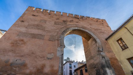 Puerta de Elvira, im Viertel Albaicin, in Granada, Spanien. Hochwertiges Foto