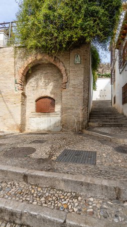 Cisterna Trillo de época nazarí en el barrio del Albaicín, en Granada, España. Foto de alta calidad