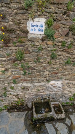 Téléchargez les photos : Fontaine à Capileira, beau village d'Alpujarra à Grenade, Andalousie, Espagne. Photo de haute qualité - en image libre de droit