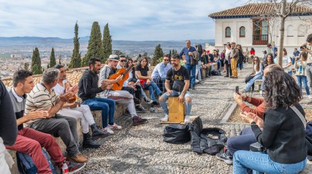Foto de Granada, España, 14 de febrero de 2024. Músicos y turistas del Mirador de San Nicolás, en Granada. Foto de alta calidad - Imagen libre de derechos