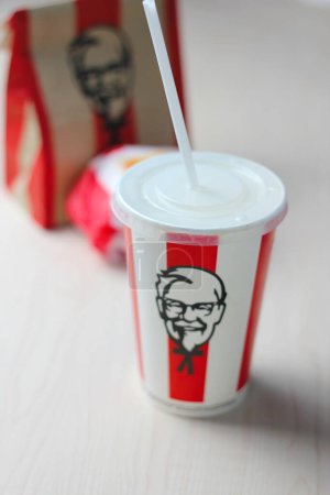 Foto de Bangkok, Thailand - January, 10 2023 : KFC Chicken Burger or Singer Burger served with soft drinks and french fries, KFC is a popular fast food in Thailand. - Imagen libre de derechos