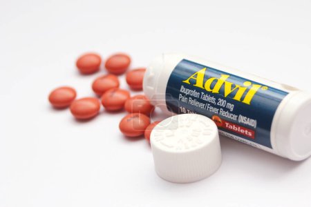 Foto de Analgésicos Advil, frascos de pastillas portátiles, analgésicos populares estadounidenses, fondo blanco. - Imagen libre de derechos