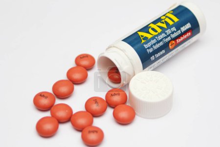 Foto de Analgésicos Advil, frascos de pastillas portátiles, analgésicos populares estadounidenses, fondo blanco. - Imagen libre de derechos