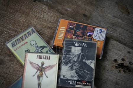 Foto de Estados Unidos, Washington State - 08 de septiembre 2023: cinta de casete Nirvana en el suelo de madera, banda de Nirvana, Kurt Cobain, canciones de Nirvana, In Uthro - Imagen libre de derechos
