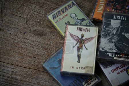 Téléchargez les photos : Amérique, État de Washington - 08 septembre 2023 : Cassette du Nirvana au sol, groupe de Nirvana, Kurt Cobain, chansons du Nirvana, In Uthro - en image libre de droit