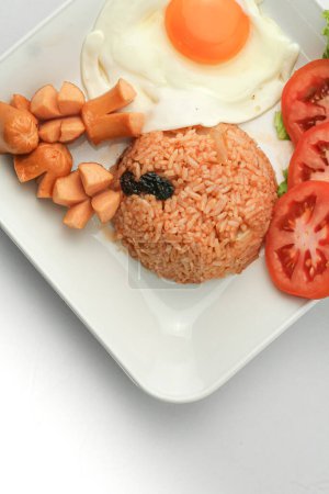 Ensemble petit déjeuner américain, riz frit avec poulet frit, saucisse et légumes sur assiette blanche