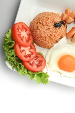 Amerikanisches Frühstücksset, Gebratener Reis mit gebratenem Huhn, Wurst und Gemüse auf weißem Teller