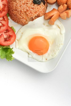 Amerikanisches Frühstücksset, Gebratener Reis mit gebratenem Huhn, Wurst und Gemüse auf weißem Teller