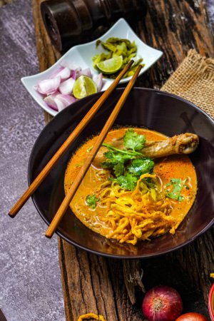 Sopa de curry tailandés Khao Soi aislada en fondo negro