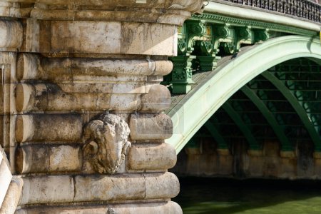 Téléchargez les photos : Cette photo de paysage a été prise, en Europe, en France, en ile de France, à Paris, sur les bords de Seine, en été. Nous voyons le Pont Notre Dame, sous le Soleil. - en image libre de droit