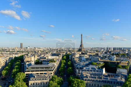 Foto de Esta foto de paisaje fue tomada, en Europa, en Francia, en ile de France, en París, en verano. Vemos la Torre Eiffel y el barrio de Chaillot Trocadero, bajo el sol. - Imagen libre de derechos