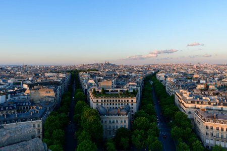 Téléchargez les photos : Cette photo de paysage a été prise, en Europe, en France, en ile de France, à Paris, en été. Nous voyons la basilique du Sacré-Cœur sur la colline de Montmartre, sous le soleil. - en image libre de droit