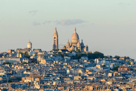 Téléchargez les photos : Cette photo de paysage a été prise, en Europe, en France, en ile de France, à Paris, en été. Nous voyons la basilique du Sacré-Cœur sur la colline de Montmartre, sous le soleil. - en image libre de droit